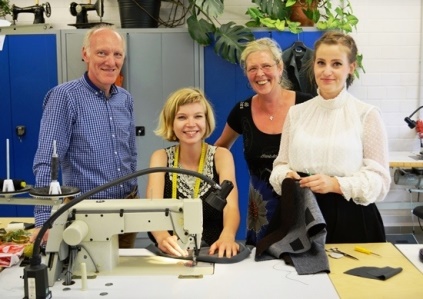 Obermeister Andreas Kiefer, Prüfling Gretje Seifer, Leiterin der Näherei Jutta Boldt und Prüfling Monique Theska